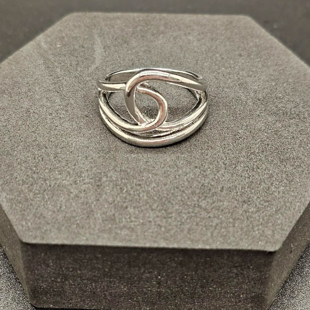Intertwined loops of Silver Ring